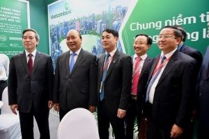 Hai đại diện cấp cao đang thảo luận trong khuôn khổ diễn đàn ô tô xe máy