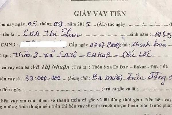 Mẫu giấy cầm xe ô tô viết tay thể hiện giao dịch vay tiền
