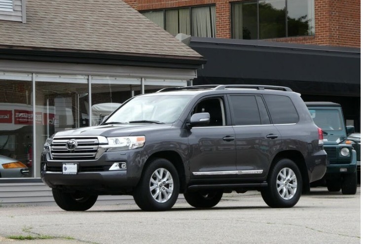 Toyota Land Cruiser mạnh mẽ, sang trọng và là một trong những xe ô tô giữ giá tốt nhất