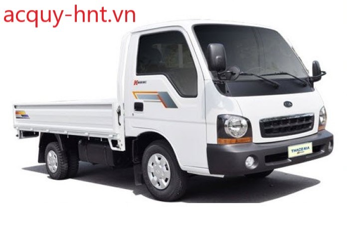 Xe ô tô 1.25 tấn Kia K2700 màu trắng đậu bên đường, minh họa xe tải nhẹ phổ biến