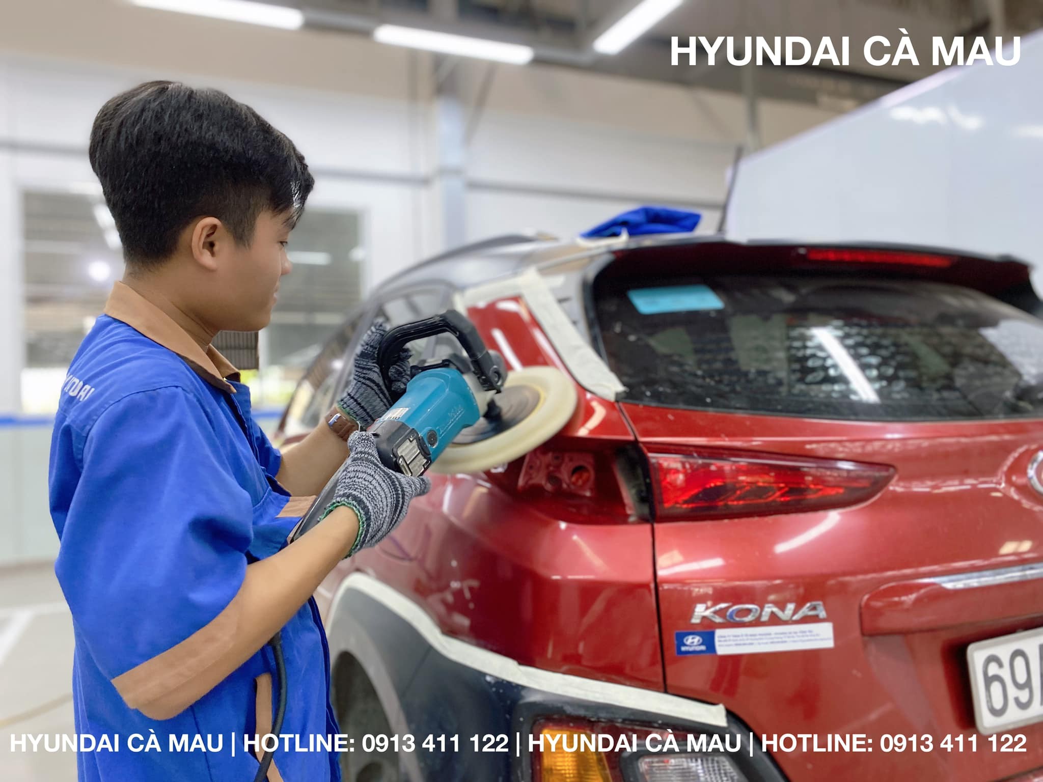 Vệ sinh và phủ lớp sáp bảo vệ bề mặt xe ô tô chống lại tác hại của mưa