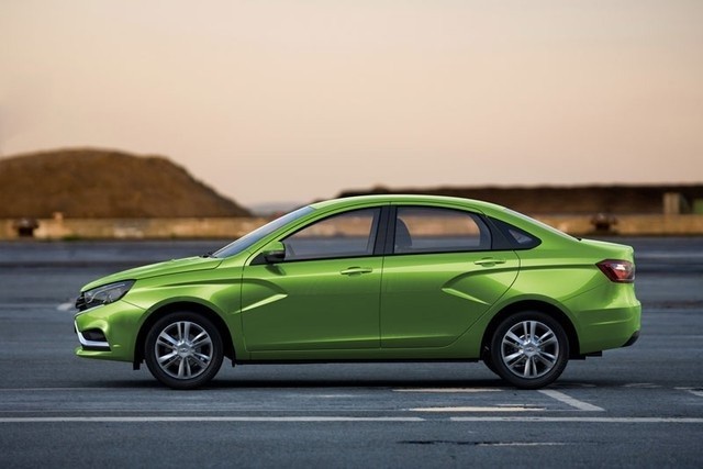 Nội thất xe ô tô Lada Vesta với ghế bọc nỉ và bảng điều khiển trung tâm được thiết kế đơn giản, dễ sử dụng