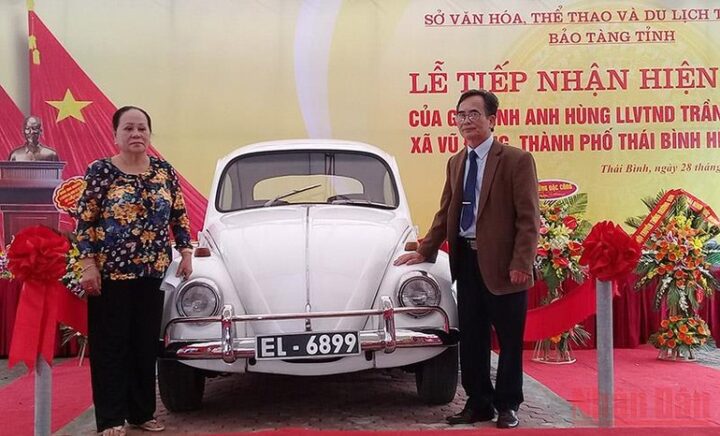 Bà Đặng Thị Thiệp trao tặng chiếc xe Volkswagen lịch sử, một hiện vật quan trọng được trưng bày xe ô tô tại Bảo tàng tỉnh Thái Bình, thể hiện di sản của Anh hùng Trần Văn Lai.