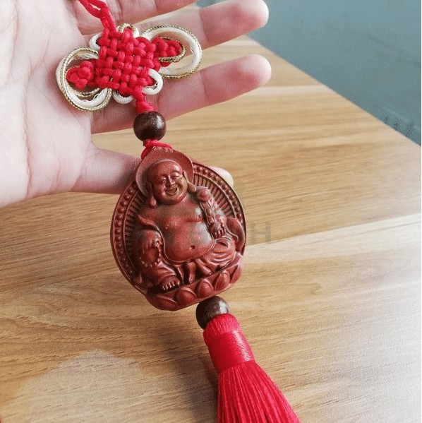 Hình ảnh chi tiết tượng gỗ Phật Quan Âm treo xe ô tô với dây treo và tua rua