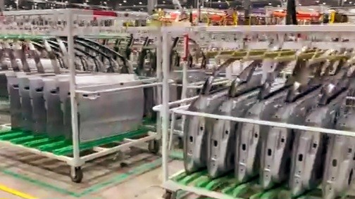 Công nhân giám sát quá trình sản xuất tại nhà máy VinFast