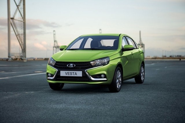 Khoang động cơ của xe ô tô Lada Vesta, thể hiện cấu trúc gọn gàng và dễ tiếp cận