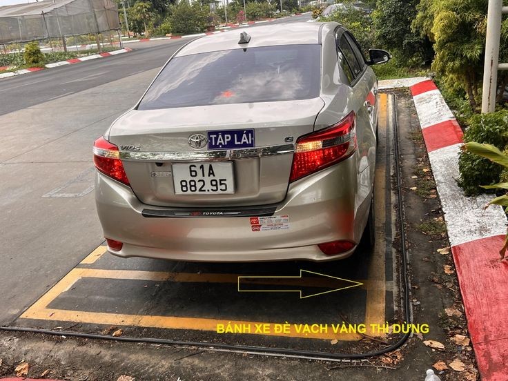 Ghép xe vào đúng vị trí trong bài thi thực hành lái xe ô tô