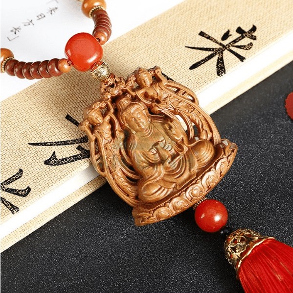 Tượng gỗ Phật Quan Âm treo xe ô tô với dây tua rua và hạt gỗ