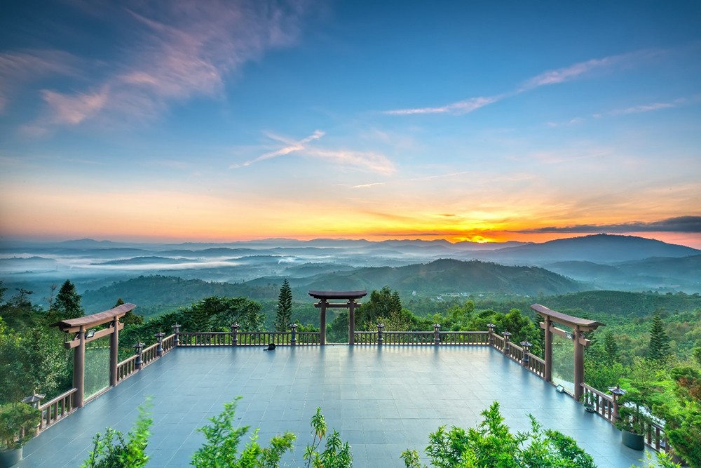 Khung cảnh bình yên tại chùa Linh Quy Pháp Ấn, một điểm đến không thể bỏ lỡ với dịch vụ thuê xe ô tô du lịch Bảo Lộc
