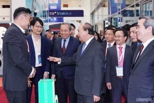 Toàn cảnh hội trường với đông đảo đại biểu tham dự diễn đàn ô tô xe máy
