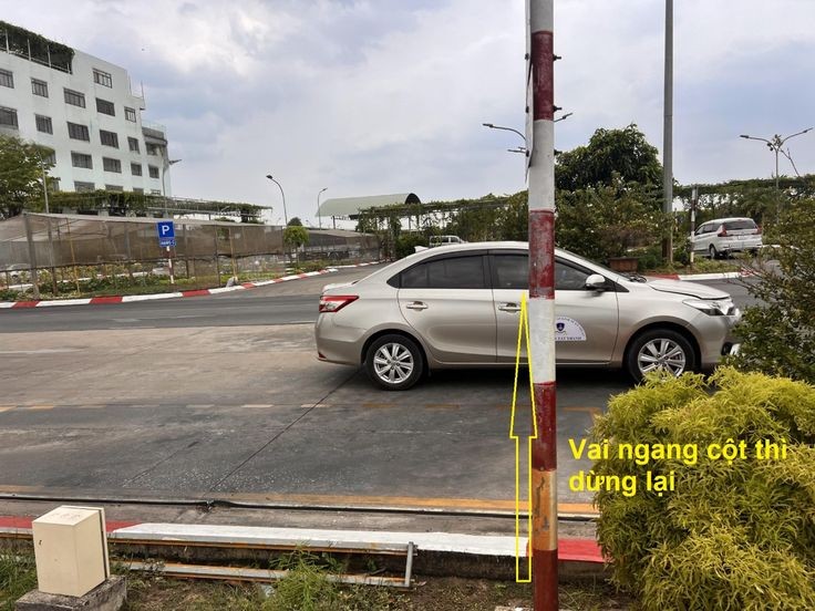 Điều khiển xe vào cửa hình đỗ xe ngang