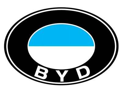 Logo xe BYD với tên thương hiệu màu trắng trên nền xanh, biểu tượng của công ty xe điện