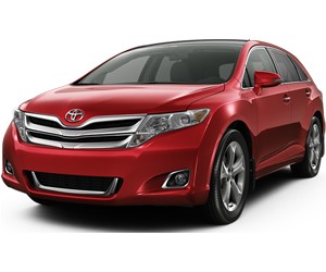 Mẫu xe Toyota màu trắng hiện đại đang di chuyển, tượng trưng cho sự bền bỉ và phổ biến của thương hiệu
