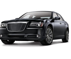 Mẫu xe Chrysler 300 màu bạc, đại diện cho thiết kế lịch lãm và sang trọng của hãng