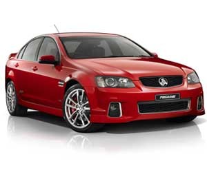 Mẫu xe Holden Commodore màu đỏ, đại diện cho dòng xe Úc với hiệu suất và thiết kế đặc trưng