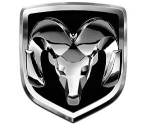 Logo xe RAM với hình đầu cừu đực mạ crôm, biểu tượng cho sức mạnh và độ bền của dòng xe bán tải