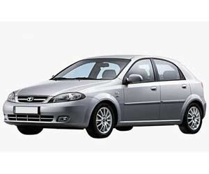 Mẫu xe Daewoo Lacetti màu bạc, đại diện cho dòng xe sedan phổ biến tại thị trường châu Á