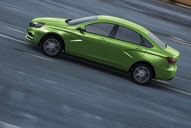 Hông xe ô tô Lada Vesta màu trắng với đường gân dập nổi hình chữ X đặc trưng và la-zăng hợp kim
