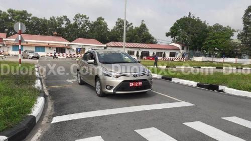 Học viên thực hành lái xe ô tô B2 số tự động cùng giáo viên hướng dẫn