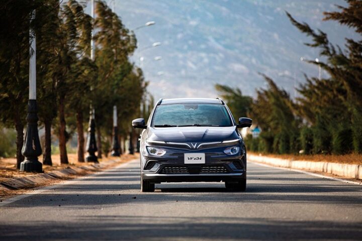 Xe ô tô điện VinFast VF e34 di chuyển an toàn trên đường đèo Sapa