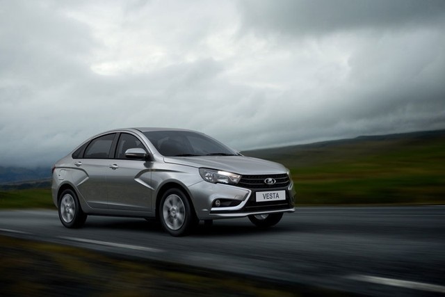 Đuôi xe ô tô Lada Vesta màu trắng với cụm đèn hậu LED lớn và thiết kế hài hòa