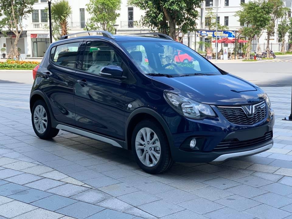 Thân xe VinFast Fadil màu trắng với thiết kế năng động và la-zăng 15 inch