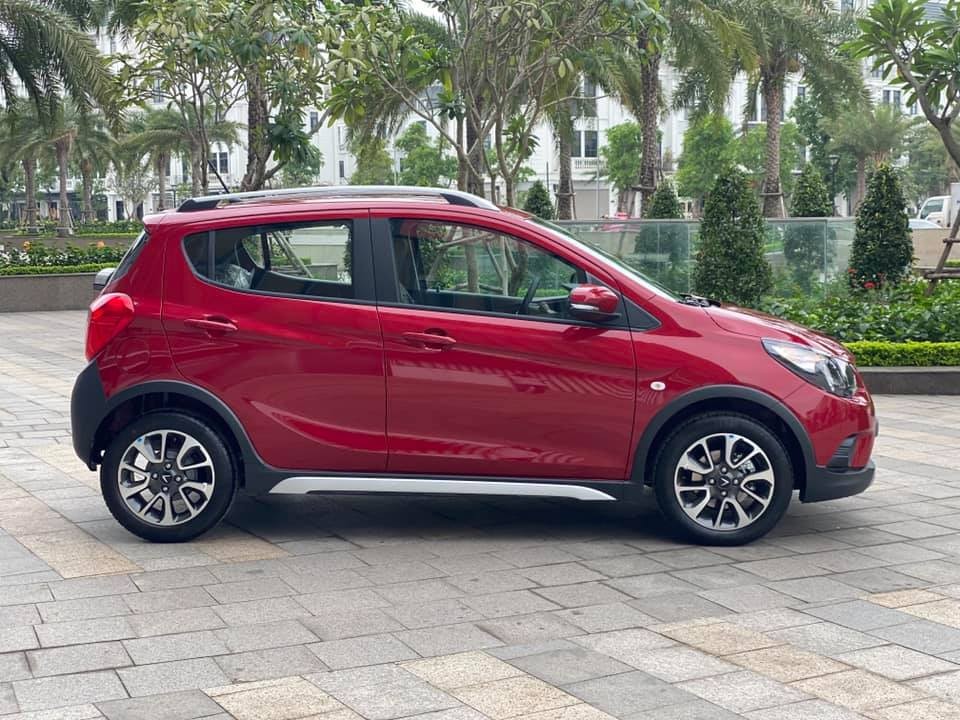 VinFast Fadil đang được trưng bày tại một sự kiện xe hơi, nổi bật với màu sơn đỏ tươi