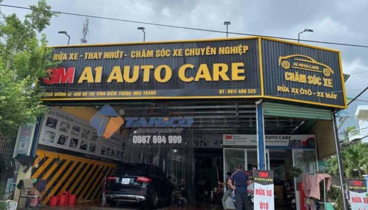 Mặt bằng rửa xe ô tô quy mô lớn với nhiều làn xe hoạt động