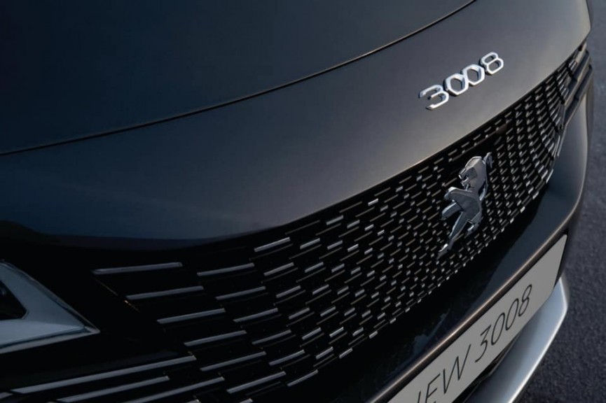 Hình ảnh chi tiết hông xe ô tô Peugeot 3008 2021, nổi bật với mâm xe hợp kim 18 inch và gương chiếu hậu thể thao