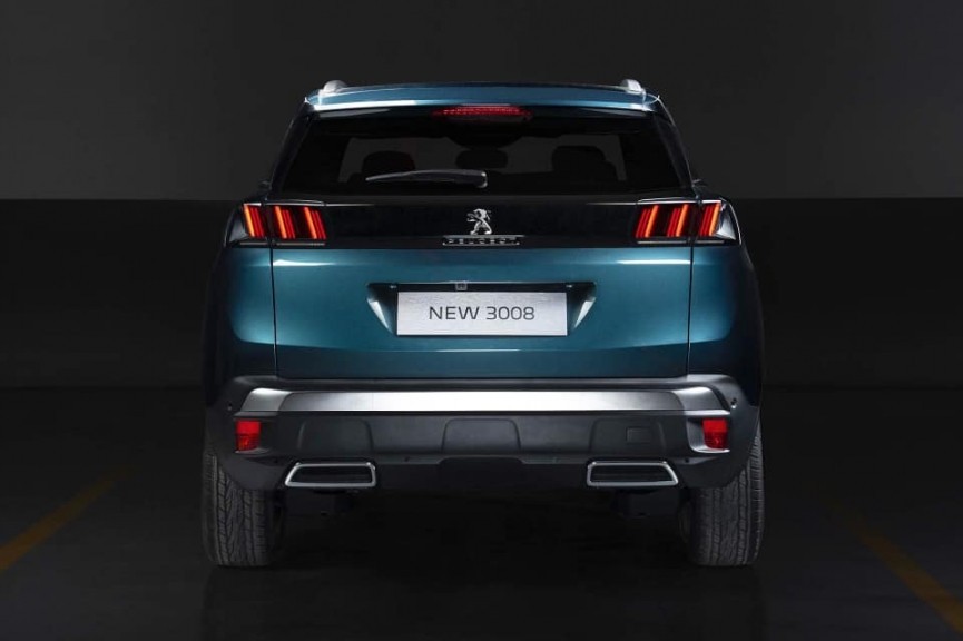 Góc nhìn từ phía sau của xe ô tô Peugeot 3008, thể hiện rõ cụm đèn hậu LED móng vuốt sư tử và cốp điện tiện lợi