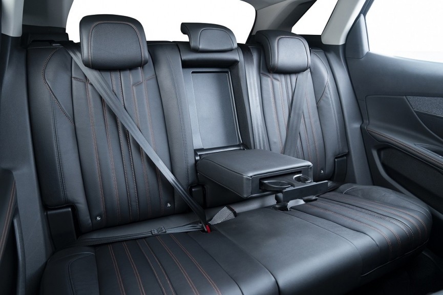Khoang lái và ghế bọc da sang trọng bên trong xe ô tô Peugeot 3008, mang lại trải nghiệm tiện nghi
