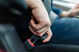 Trẻ em ngồi ghế an toàn và thắt dây bảo hiểm khi xe ô tô di chuyển