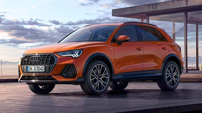 Audi Q3 màu xám hiện đại, nổi bật với thiết kế Sportback và không gian nội thất cao cấp, là một trong những xe ô tô 5 chỗ đẹp nhất.