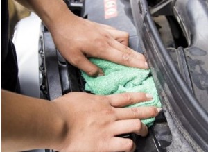Kỹ thuật bịt cổ hút gió bằng khăn sạch khi rửa khoang máy xe ô tô