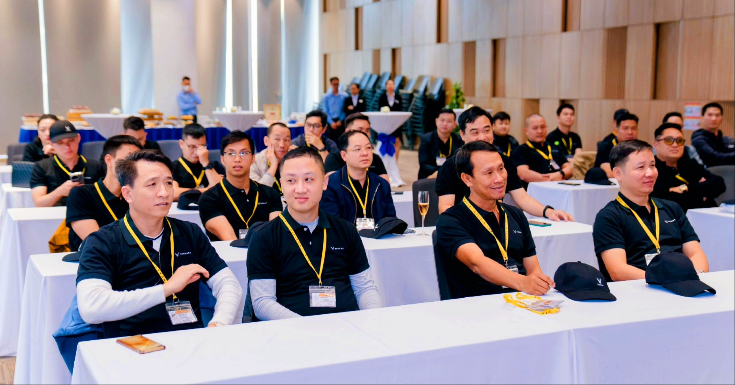 Đoàn khách tham quan tìm hiểu về quy trình sản xuất xe VinFast