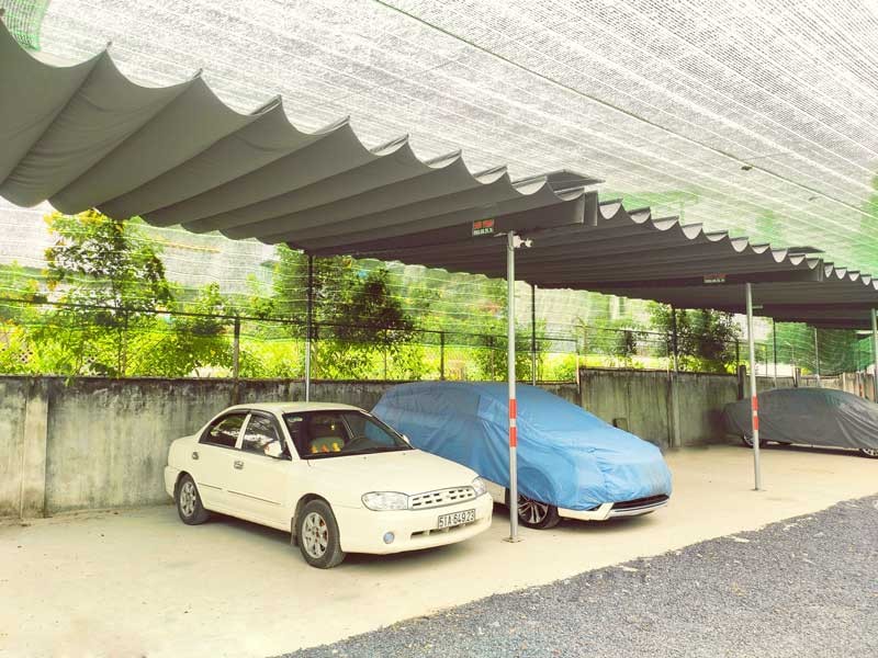 Góc nhìn từ bên trong bãi giữ xe ô tô tháng với các xe đang đậu