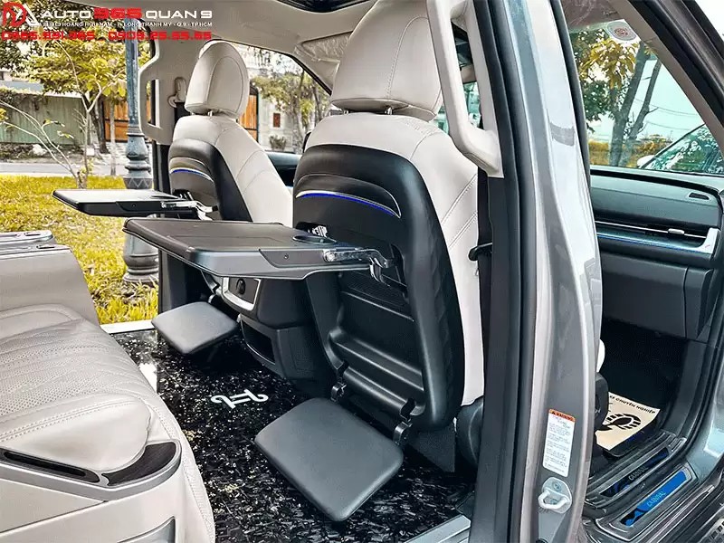 Thiết kế bàn làm việc trên xe ô tô gấp gọn, tối ưu không gian nội thất