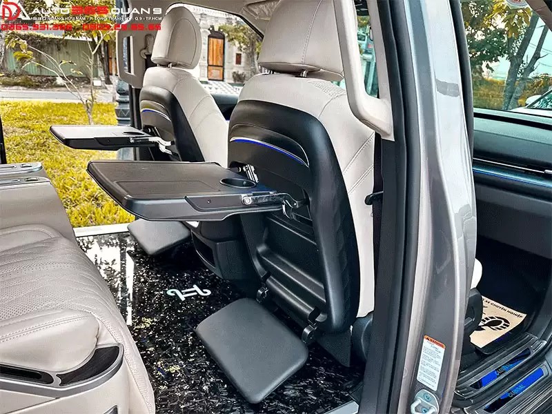 Chi tiết bàn làm việc trên xe ô tô có bệ gác chân, tăng tiện nghi
