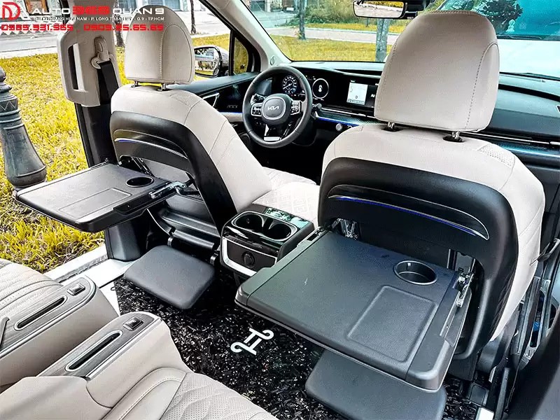 Bàn làm việc đa năng trên xe ô tô giúp xử lý công việc hiệu quả khi di chuyển