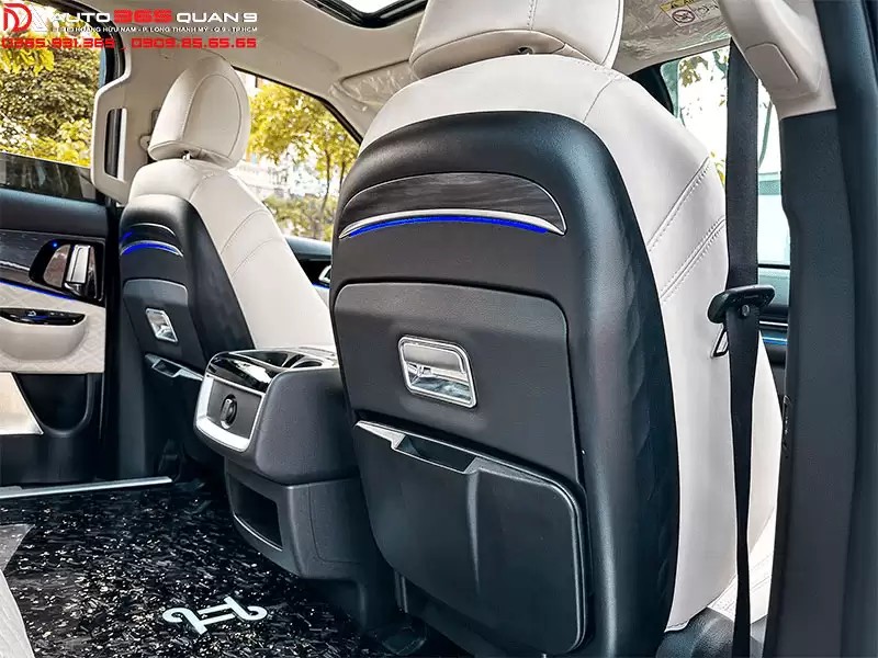 Cấu tạo bàn làm việc trên xe ô tô dễ dàng gập mở, lắp đặt phía sau lưng ghế