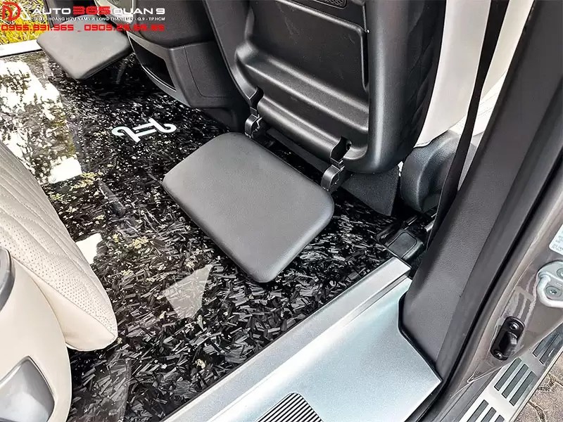 Trải nghiệm tiện nghi với bàn làm việc trên xe ô tô tích hợp hộc đựng đồ cá nhân