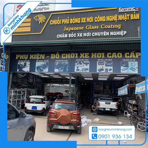 Mẫu bảng hiệu gara ô tô nhấn mạnh dịch vụ chăm sóc xe hơi, với thông tin rõ ràng và dễ đọc