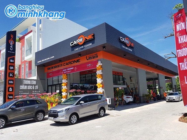 Mẫu bảng hiệu gara xe ô tô sang trọng, sử dụng font chữ và màu sắc tối giản, tạo vẻ chuyên nghiệp
