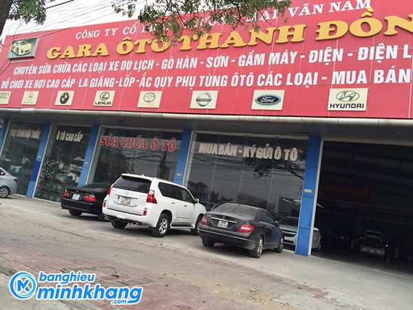 Bảng hiệu gara ô tô cao cấp với sự kết hợp vật liệu và ánh sáng tinh tế, thể hiện đẳng cấp