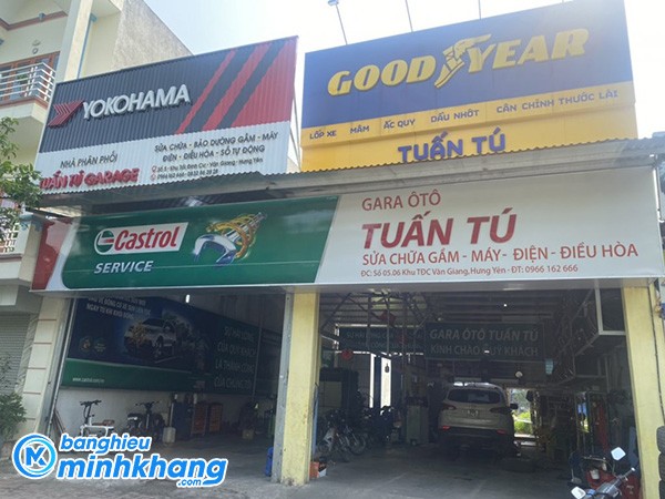 Biển gara ô tô Tuấn Tú sử dụng vật liệu tôn sóng, tạo điểm nhấn độc đáo và bền bỉ theo thời gian