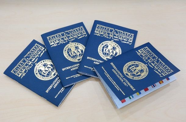 Bìa và trang nội dung của bằng lái xe ô tô quốc tế IAA, thể hiện thông tin đa ngôn ngữ.