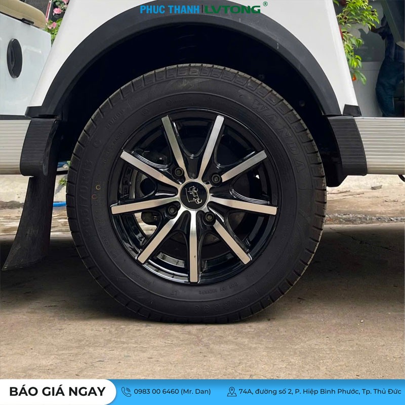 Chi tiết bánh xe và lốp của xe ô tô điện 11 chỗ LVTONG LT-S8+3, cho thấy độ bền và khả năng chịu tải.