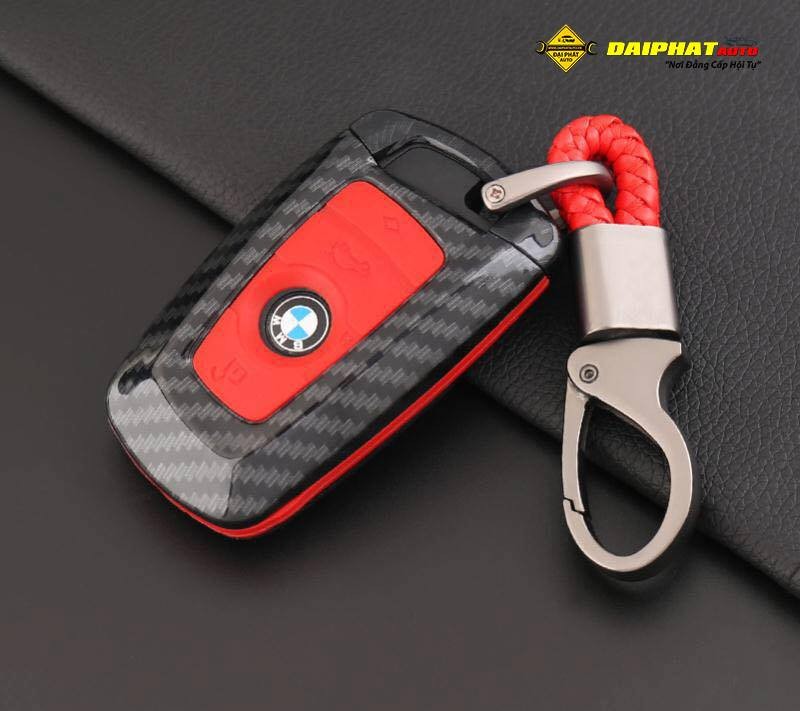 Bao da bọc chìa khoá xe ô tô BMW carbon kết hợp móc khóa kim loại