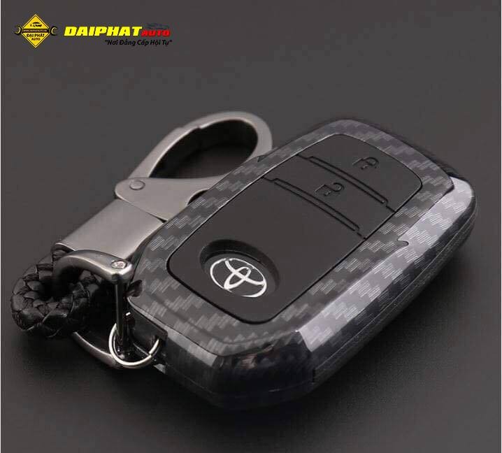 Chi tiết bao da bọc chìa khoá xe ô tô Toyota carbon, thiết kế cao cấp