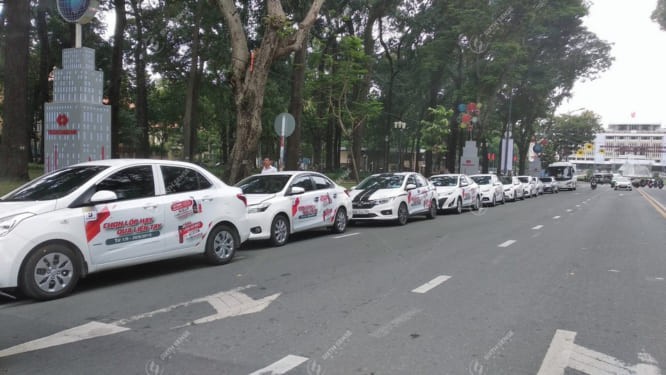 Đội hình xe ô tô cá nhân chạy roadshow quảng cáo ấn tượng